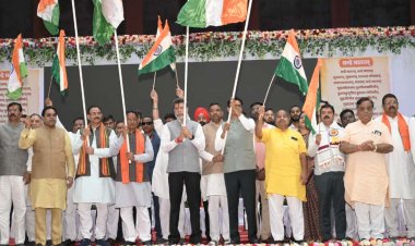रायपुर ने रचा इतिहास — ‘वंदे मातरम्’ के 150 वर्ष पर 7 हजार स्वर गूंजे, राष्ट्रभक्ति से थर्राया इनडोर स्टेडियम
