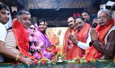 मुख्यमंत्री  विष्णु देव साय आज बिलासपुर जिले के रतनपुर में आयोजित कल्चुरी कलार समाज के महासम्मेलन में शामिल हुए। उन्होंने भगवान सहस्रबाहु एवं बहादुर कलारीन दाई की पूजा-अर्चना कर विशाल सम्मेलन का शुभारंभ किया।