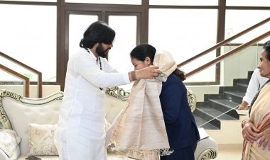 भारतीय महिला क्रिकेट टीम की फिजियोथैरेपिस्ट आकांक्षा सत्यवंशी जी ने की अनुसूचित जाति मंत्री एवं सतनामी समाज के गुरु खुशवंत साहेब जी से सौजन्य मुलाकात
