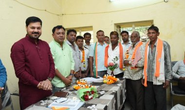 विधायक अनुज के नेतृत्व में ग्राम गुमा, बाना, कुम्हारी, धनेली, सिलतरा में विशेष गहन पुनरीक्षण (SIR) कार्यशाला का आयोजन