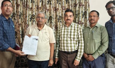 पूर्व विधानसभा अध्यक्ष धरमलाल कौशिक ने स्वयं मतदाता पूनरिक्षण का फार्म भरकर बीएलओ को सौंपा