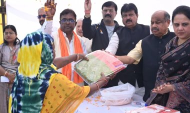 सफाई कर्मियों को वस्त्र भेंट कर सम्मानित किया गया शंकर नगर का गौरव — बीटीआई ग्राउंड का भूमि पूजन, विधायक पुरंदर मिश्रा ने किया शुभारंभ