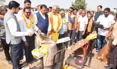 सांसद, विधायक, प्रभारी सचिव, कमिश्नर एवं कलेक्टर ने किया किसानों से धान खरीदी