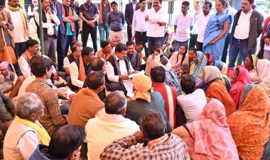 उपमुख्यमंत्री ने जनचौपाल में ग्रामीणों के संग बैठ की ग्राम के विकास पर चर्चा