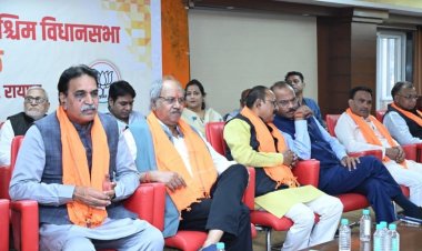 “सही मतदाता सूची ही मजबूत लोकतंत्र की नींव”—रायपुर में SIR रणनीति बैठक: पार्षदों और BLA को रोज़ 20 घरों तक पहुँचने का लक्ष्य—सांसद बृजमोहन के निर्देश