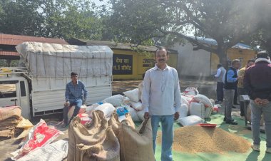अम्बिकापुर : धान उपार्जन केन्द्र उदयपुर में किसान राम खेलावन राजवाड़े ने बेचा 50 क्विंटल धान, बढ़े हुए दाम से मिला आर्थिक संबल