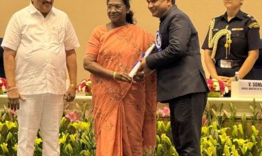CG : राष्ट्रपति द्रौपदी मुर्मु ने रायपुर जिले को किया सम्मानित, इस क्षेत्र में किए गए उल्लेखनीय कार्य के लिए मिला सम्मान