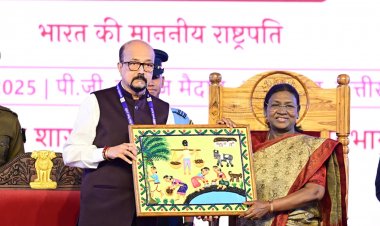 राष्ट्रपति श्रीमती मुर्मु के छत्तीसगढ़ आगमन पर राज्यपाल ने भेंट की भित्ती चित्रकारी की पेंटिंग