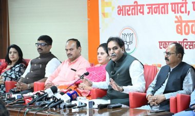 भाजपा विधायक श्री मूणत ने कहा कि अवैध चौपाटी कोई एक दिन का विषय नहीं है, यह मुद्दा साढ़े तीन साल से हम उठाकर इस निर्माण का विरोध कर रहे हैं।