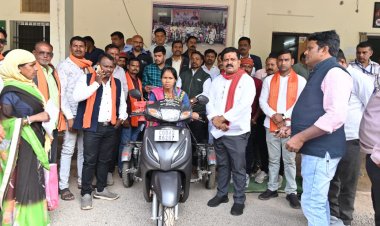  वनांचल की दिव्यांग आंगनबाड़ी कार्यकर्ता को उपमुख्यमंत्री ने दिलाई स्कूटी