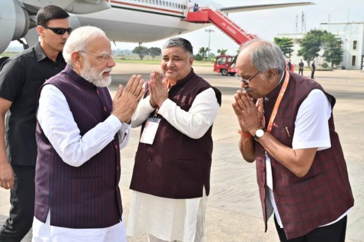 रायपुर एयरपोर्ट पर प्रधानमंत्री का भव्य स्वागत, राज्योत्सव पर छत्तीसगढ़ में आज ऐतिहासिक कार्यक्रमों की श्रृंखला