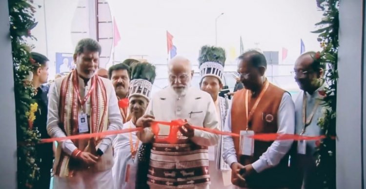 प्रधानमंत्री  नरेंद्र मोदी  नेछत्तीसगढ़ राज्य स्थापना दिवस एवं छत्तीसगढ़ रजत महोत्सव का शुभारंभ किया
