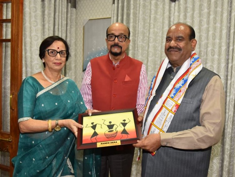 राज्यपाल  रमेन डेका ने लोकसभा अध्यक्ष श्री बिड़ला को स्मृति चिन्ह भेंट किया