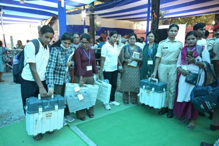 प्रथम चरण के मतदान के लिए सब तैयार, लोकतंत्र के पर्व में बढ़ चला बिहार — 18 जिलों की 121 सीटों पर जारी है वोटिंग