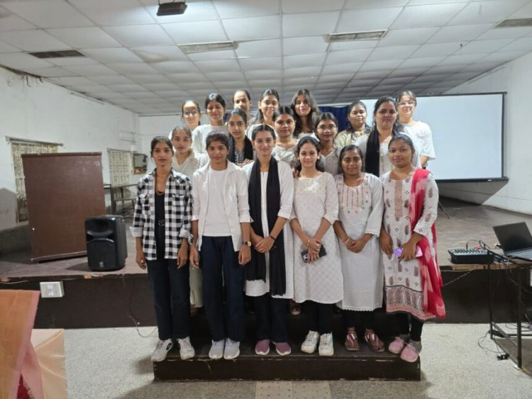 गुरुकुल महिला महाविद्यालय में कम्प्यूटर विभाग का पावरप्वाइंट प्रेजेंटेशन