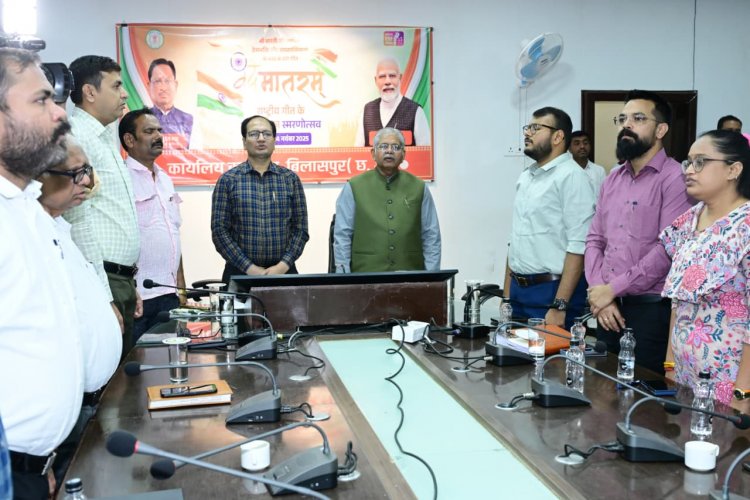 वंदेमातरम् गीत की 150 वीं वर्षगांठ के अवसर पर प्रधानमंत्री  नरेंद्र मोदी ने स्मरणोत्सव का नई दिल्ली के इंदिरा स्टेडियम से शुभारम्भ किया।