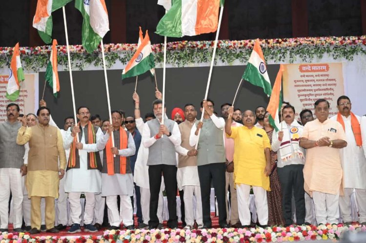 रायपुर ने रचा इतिहास — ‘वंदे मातरम्’ के 150 वर्ष पर 7 हजार स्वर गूंजे, राष्ट्रभक्ति से थर्राया इनडोर स्टेडियम