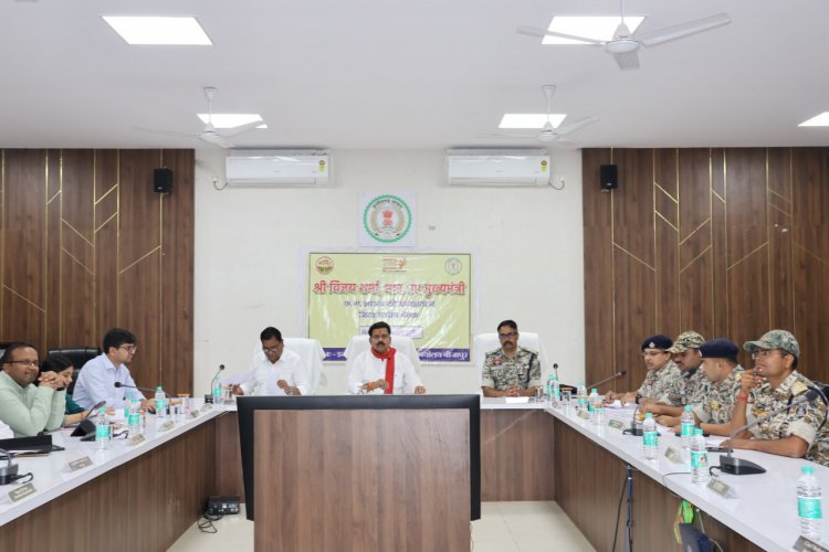 उपमुख्यमंत्री  विजय शर्मा ने बीजापुर में नक्सल उन्मूलन एवं अंदरूनी क्षेत्रों में विकास कार्यों की ली समीक्षा