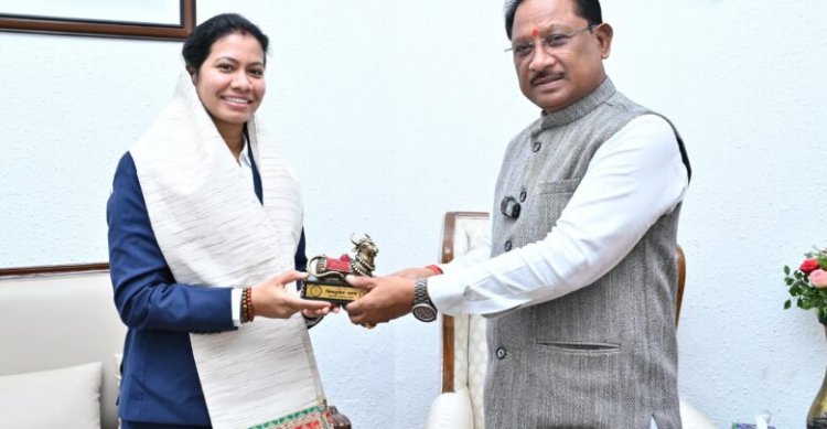 वर्ल्ड कप विजेता भारतीय महिला क्रिकेट टीम की फिजियोथेरेपिस्ट आकांक्षा ने सीएम साय से की मुलाकात