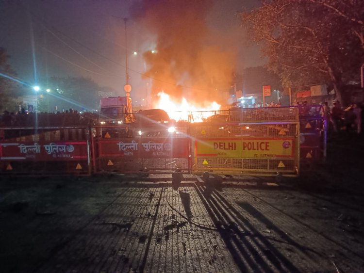 BREAKING NEWS : देखिए लाल किले के पास हुए बम धमाके की खौफनाक तस्वीरें, 8 लोगों की मौत