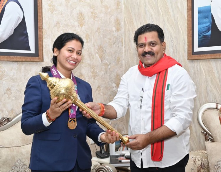 उपमुख्यमंत्री  विजय शर्मा मिले वर्ल्ड कप विजेता भारतीय महिला क्रिकेट टीम की फिजियोथेरेपिस्ट आकांक्षा सत्यवंशी से, दी शुभकामनाएं