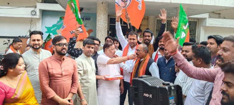 बिहार में NDA की प्रचंड विजय पर विधायक  सुनील सोनी  ने आज भाजपा कार्यालय में भाजपा के सभी साथियों को मिठाई खिलाकर बधाई दिया।