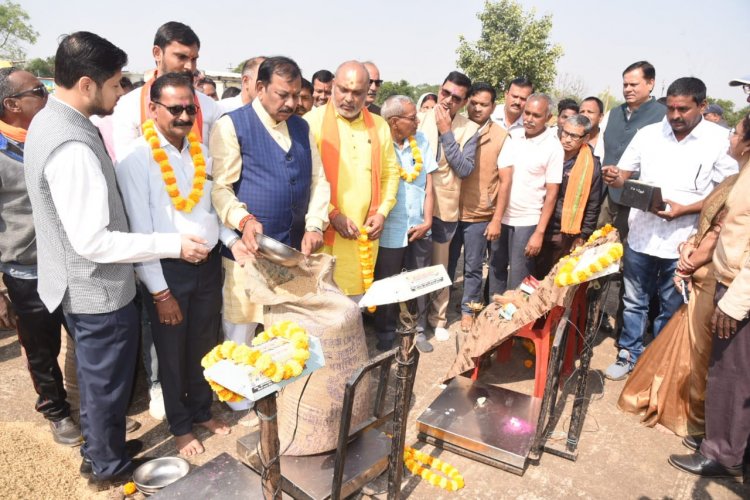 सांसद, विधायक, प्रभारी सचिव, कमिश्नर एवं कलेक्टर ने किया किसानों से धान खरीदी