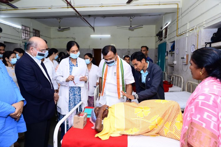 पीसीसी अध्यक्ष दीपक बैज बीजापुर नेत्रकांड के पीड़ितों से मिले