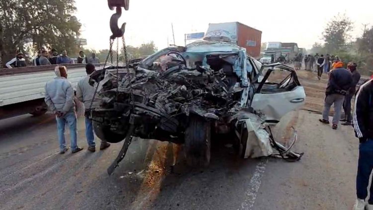 दर्दनाक हादसा: ट्रैक्टर-ट्रॉली में घुसी फॉर्च्यूनर, 5 युवकों की मौत, शवों को निकालने के लिए कटर से काटी गई कार!