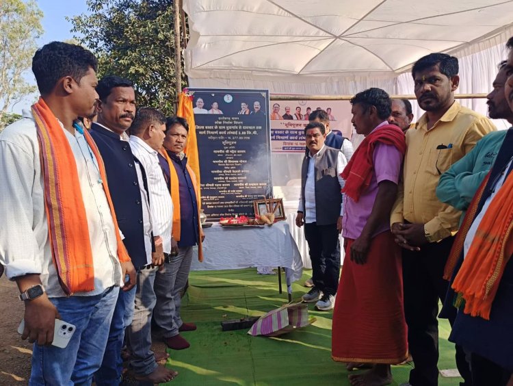 लोहण्डीगुड़ा ब्लॉक में 537.52 लाख रुपये की लागत से दो सड़क निर्माण कार्यों का सांसद कश्यप और विधायक गोयल ने किया भूमिपूजन 