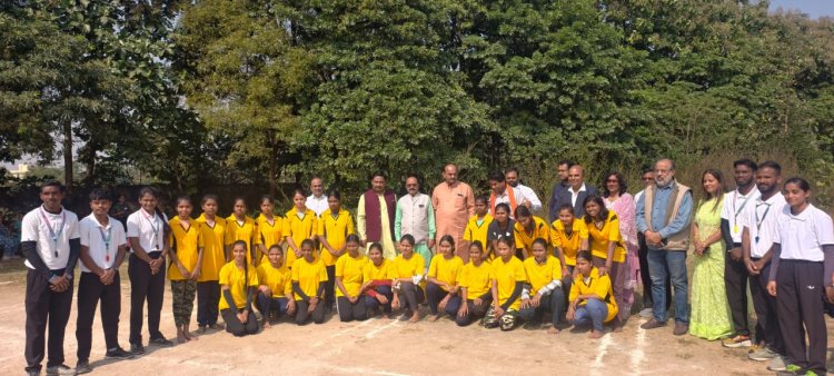 रायपुर लोकसभा सांसद खेल महोत्सव का रविशंकर विश्वविद्यालय मैदान और होलीकास कांपा स्कूल मैदान में शुभारंभ