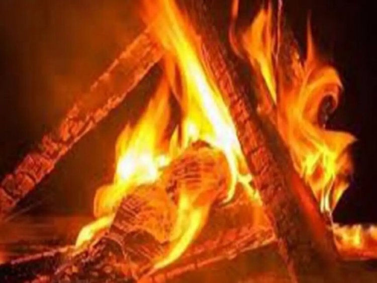 CG : ठंड से बचने के लिए लगाए गए अलाव की चपेट में आने से बुजुर्ग की मौत