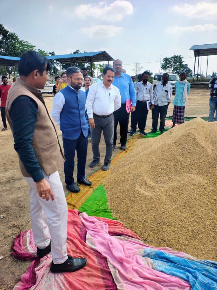 कलेक्टर ने किया नरहरपुर, अमोड़ा व चवांड़ धान खरीदी केंद्रों का आकस्मिक निरीक्षण