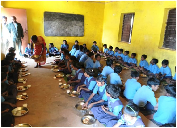 प्राथमिक शाला बीजापुर में न्योता भोज का आयोजन बच्चों संग बांटी जन्मदिन की खुशियाँ