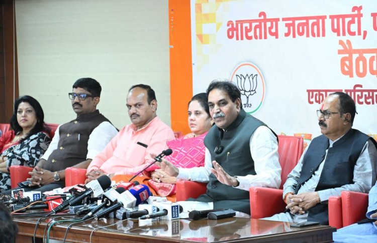 भाजपा विधायक श्री मूणत ने कहा कि अवैध चौपाटी कोई एक दिन का विषय नहीं है, यह मुद्दा साढ़े तीन साल से हम उठाकर इस निर्माण का विरोध कर रहे हैं।