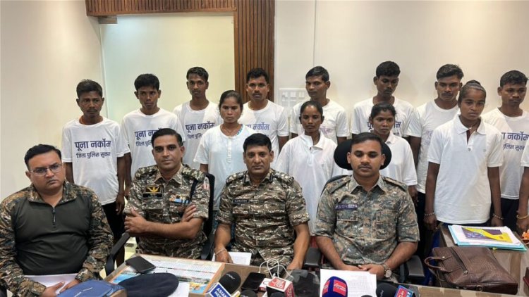 Breaking : 48 लाख के इनामी 15 नक्सलियों ने छोड़ा लाल आतंक का साथ, किया सरेंडर