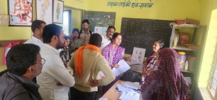 भाजपा प्रदेश उपाध्यक्ष रंजना साहू ने धमतरी के विभिन्न वार्डों में एसआईआर प्रक्रिया की बी एल ए 2 से प्रगति की ली जानकारी