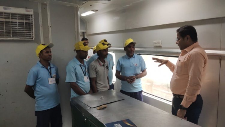 रायपुर रेल मंडल में स्वच्छता एवं कचरा प्रबंधन पर चलाया जा रहा है विशेष अभियान | 