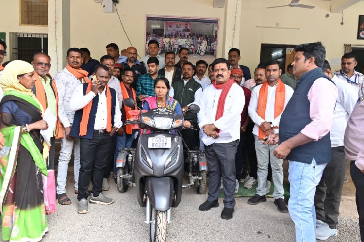  वनांचल की दिव्यांग आंगनबाड़ी कार्यकर्ता को उपमुख्यमंत्री ने दिलाई स्कूटी