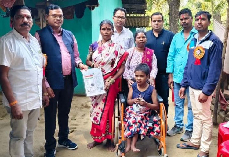 दिव्यांग बालिका का बनाया गया आधार कार्ड- शासन की योजनाओं का मिलेगा लाभ