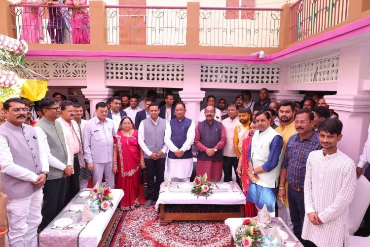 मुख्यमंत्री  विष्णुदेव साय उद्योग मंत्री  लखन लाल देवांगन के परिवार के वैवाहिक कार्यक्रम में शामिल होकर दी शुभकामनाएं