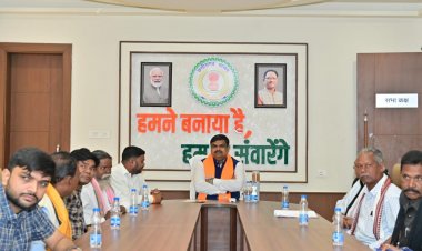 शिक्षा मंत्री  गजेन्द्र यादव ने नवा रायपुर निवास में सुना प्रधानमंत्री श्री नरेंद्र मोदी के ‘मन की बात’ का 128वां एपिसोड