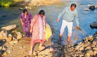 नदी-नाला पार कर पैदल पहुंची स्वास्थ्य विभाग की टीम