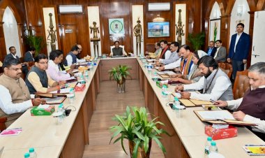 मुख्यमंत्री  विष्णु देव साय की अध्यक्षता में मुख्यमंत्री निवास कार्यालय में कैबिनेट की बैठक