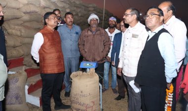 सहकारिता मंत्री केदार कश्यप ने ग्राम उमरिया में कृषि साख सहकारी समिति खुटेरी का किया अवलोकन