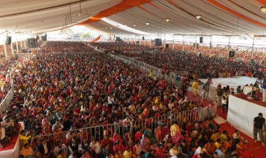 दिव्य दरबार में सैकड़ों फरियादियों ने कष्ट निवारण के लिए लगाई अर्जी कथा वाचक पं. धीरेंद्र शास्त्री ने किया निवारण..