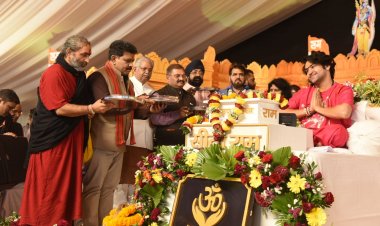 हनुमंत कथा के चौथे दिवस उप मुख्यमंत्री विजय शर्मा हुए शामिल, पं. धीरेंद्र शास्त्री से लिया आशीर्वाद