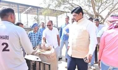 *धान खरीदी केन्द्र का निरीक्षण करने व मंडी परिसर में शौचालय निर्माण का भूमिपूजन के लिए पहुंचे रायपुर जिला पंचायत अध्यक्ष नवीन कुमार अग्रवाल*