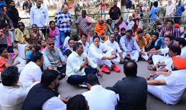 बीपीएल राशन कार्ड कटौती के विरोध में कांग्रेस का खाद्य विभाग घेराव