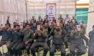 35 पुनर्वासितों को स्मार्टफोन एवं प्रशिक्षण किट का वितरण